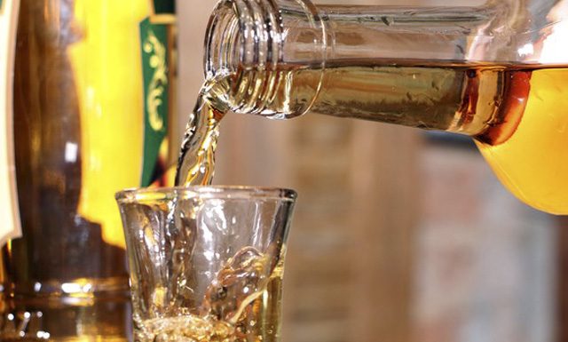 Produtores capixabas de cachaça conhecem projeto de exportação do produto