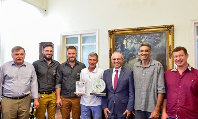 Governador recebe cafeicultores capixabas premiados pelos melhores cafés do País