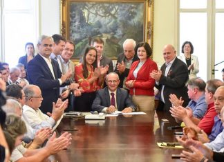 Governador sanciona Lei de Produção Agroecológica e Orgânica e entrega veículos para agricultura