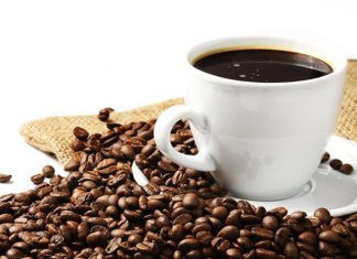 Brasileiro bebe seis vezes mais café do que o resto do mundo