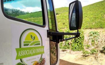 Seag entrega caminhão para associação rural de Marilândia