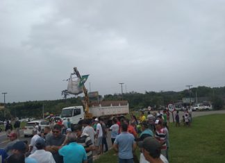 Cafeicultores protestam na BR 101, em Jaguaré