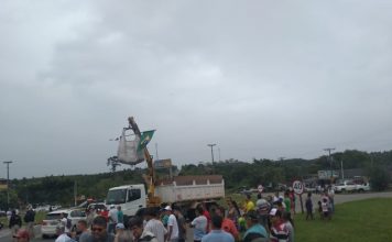 Cafeicultores protestam na BR 101, em Jaguaré