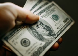 Dólar opera em alta e chega a R$ 5,20