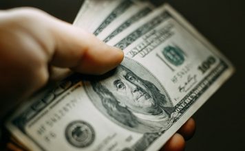 Dólar opera em alta e chega a R$ 5,20