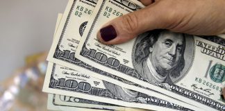 Dólar engata queda de mais de 1% contra real