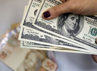 Dólar engata queda de mais de 1% contra real