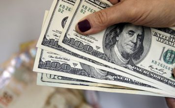 Dólar engata queda de mais de 1% contra real