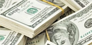 Dólar vai abaixo de R$5,00 com expectativa de juros mais altos