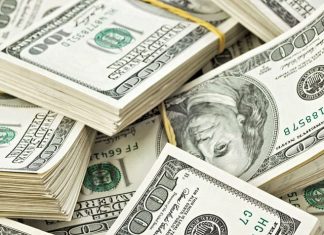 Dólar vai abaixo de R$5,00 com expectativa de juros mais altos
