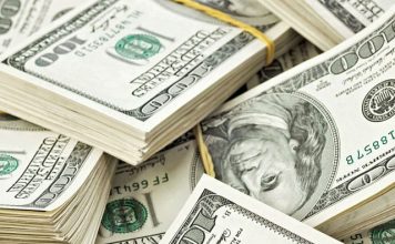 Dólar vai abaixo de R$5,00 com expectativa de juros mais altos