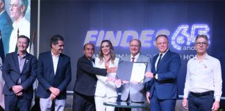 Vice-presidente assina autorização da ZPE de Aracruz em evento da Findes