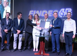 Vice-presidente assina autorização da ZPE de Aracruz em evento da Findes