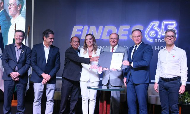 Vice-presidente assina autorização da ZPE de Aracruz em evento da Findes