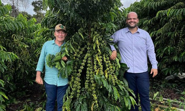 Rogério Chiabai recebe medalha Mérito Cafeeiro no 48º Congresso Brasileiro de Pesquisas Cafeeiras