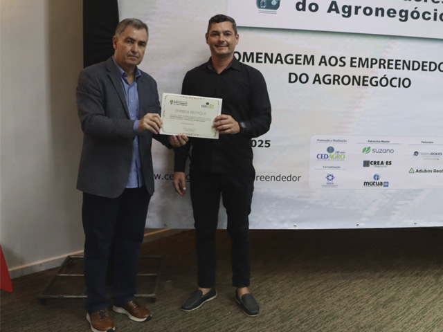 Gilmar Dadalto, presidente do Cedagro entrega homenagem ao diretor da Revista Procampo, Bruno Motta. Foto: Divulgação